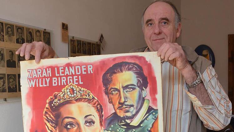 Jockel Müller zeigt ein Filmplakat mit Zarah Leander. Fotos: Rainer Lutz
