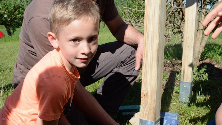 Kinder der 2d aus Hammelburg beim Bau eines Insektenhotels.  Foto: Elisabeth Assmann