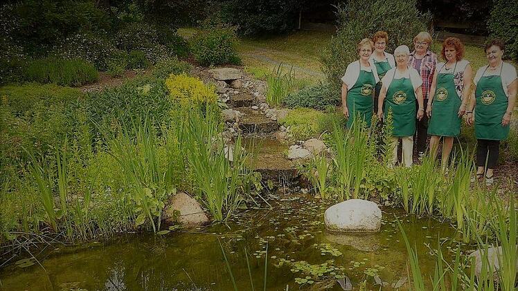 Großes Interesse fand das Anwesen von Hermann und Marlene Neubauer mit der Teichanlage. Mit im Bild die Frauen des Gartenbauvereins Windheim, zuständig für die Kuchentheke. Von links: Brigitte Vetter, Eugenie Vetter, Erika Vetter, Marlene Neubauer, Karoline Löffler und Brigitte Büttner.  Foto: Gerd Fleischmann