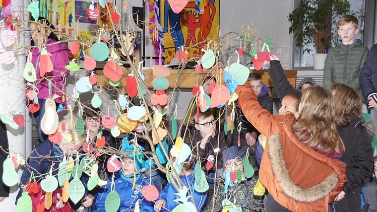 Die "Früchte" der Aktionswoche an der Mittelschule Eltmann bilden in der Aula den "Baum der Toleranz".Sabine Weinbeer