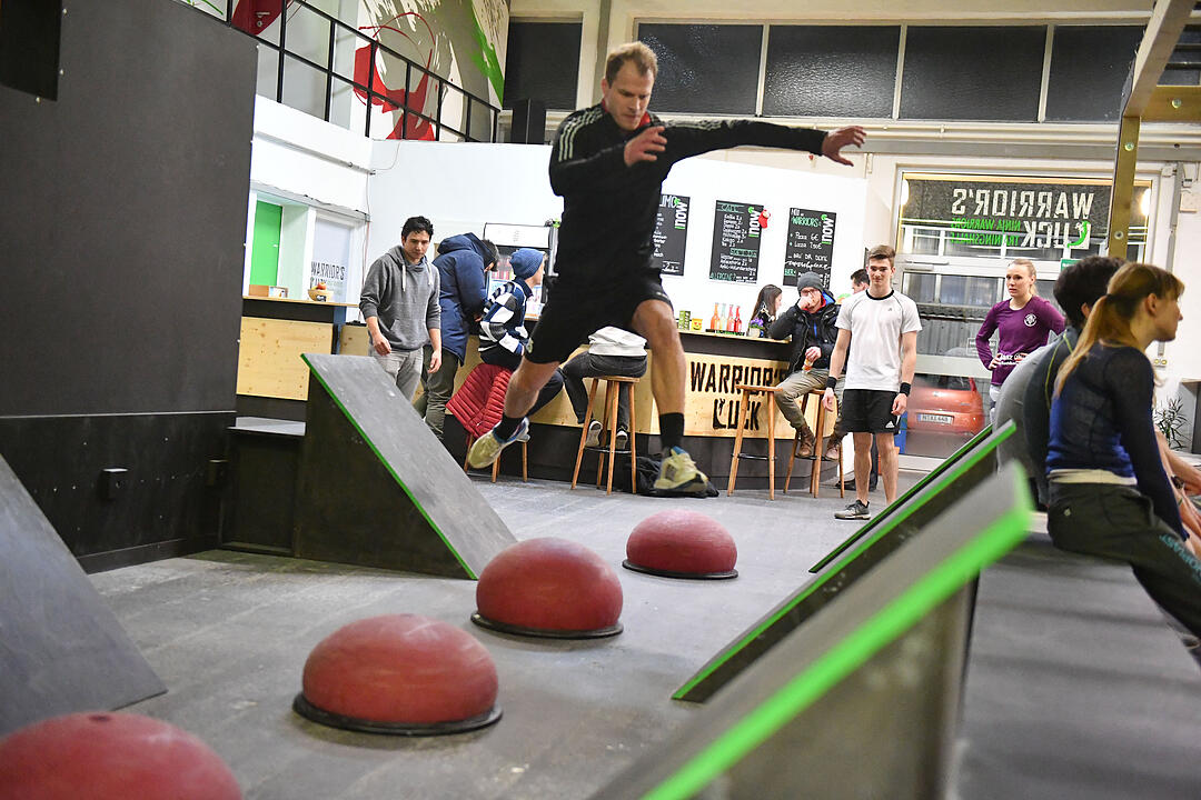 Franken-Ninjas - Drei Sportler aus der Region testen die Hindernis-Sporthalle "Warriors Luck" in Erlangen
