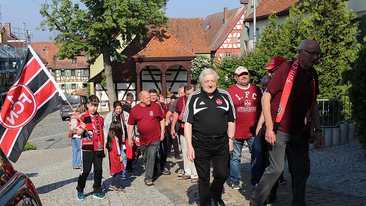 Gemeinsam zogen die Clubberer zur Kirche hinauf. Allen voran Michael Haberkamm  Foto: Evi Seeger