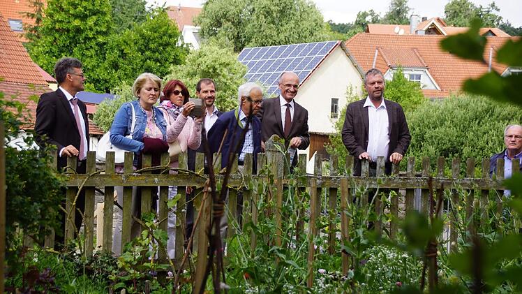 Die Familie Scholtens hatte an ihrem Gartenzaun eigens ein Besichtigungspodest aufgestellt. Foto: Sabine Weinbeer