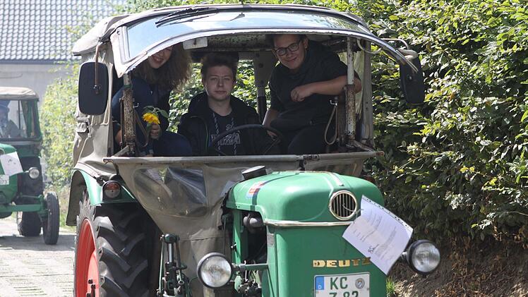 Gerade den Führerschein erlangt und schon bei der Rundfahrt dabei, die Jugend ist am Traktor wieder interessiert. Michael Wunder