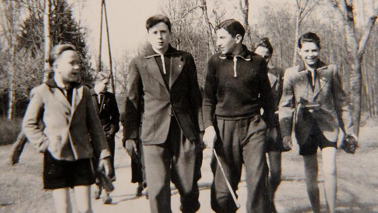 In kleinen Gruppen stromerten die Jungen von Oberau durch die Flur nach Staffelstein - Günter Wieske ganz rechts. Album von Günter Wieske