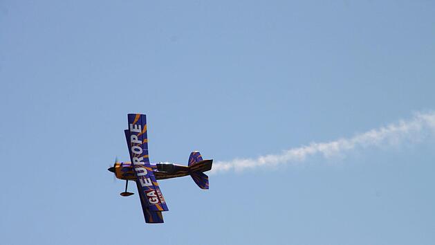 Ein Modellflieger zieht eine Rauchfahne hinter sich her. Auch im Altenkunstadter Gemeinderat rauchten die K&ouml;pfe. Am Ende erhielt die Modellfluggruppe Phoenix-Lichtenfels den gew&uuml;nschten Schutzzaun, der auch Starts schwererer Maschinen erlaubt.  Foto: Stephan St&ouml;ckel