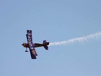 Ein Modellflieger zieht eine Rauchfahne hinter sich her. Auch im Altenkunstadter Gemeinderat rauchten die Köpfe. Am Ende erhielt die Modellfluggruppe Phoenix-Lichtenfels den gewünschten Schutzzaun, der auch Starts schwererer Maschinen erlaubt.  Foto: Stephan Stöckel