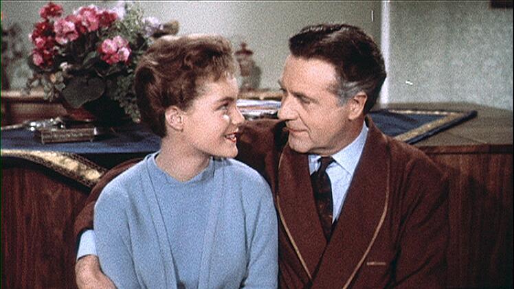 Nach dem Krieg war Willy Fritsch vor allem in Heimatfilmen zu sehen, etwa in "Wenn der wei&szlig;e Flieder wieder bl&uuml;ht" (1953), gemeinsam mit der jungen Romy Schneider.