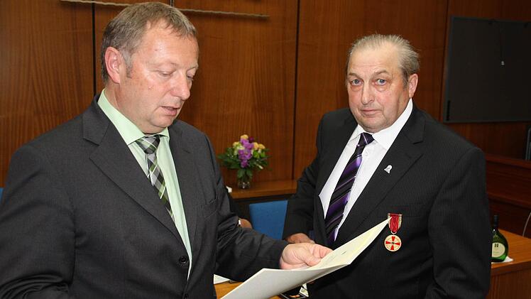 Auch Egon Schlerth (rechts) erhielt die Verdienstmedaille.