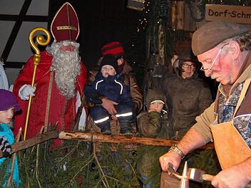 Vom Dorfschmied aus Wollbach ist sogar der Nikolaus fasziniert Fotos: Sigismund von Dobschütz