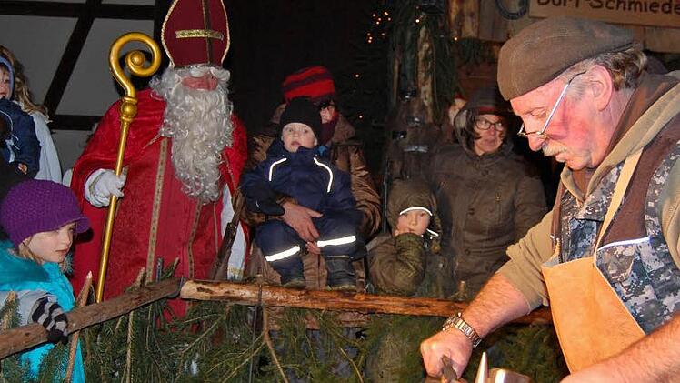 Vom Dorfschmied aus Wollbach ist sogar der Nikolaus fasziniert Fotos: Sigismund von Dobschütz