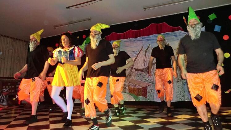 "Sieben Zwerge": Männerballett des Musikvereins