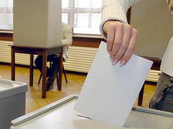 Ab in die Wahlurne: Der Stimmzettel ist ausgefüllt.  Foto: dpa