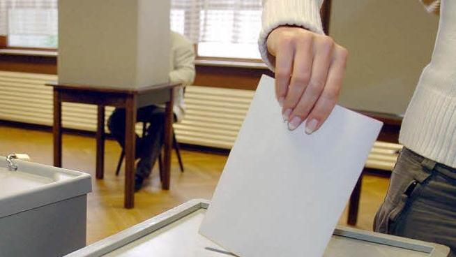 Ab in die Wahlurne: Der Stimmzettel ist ausgefüllt.  Foto: dpa