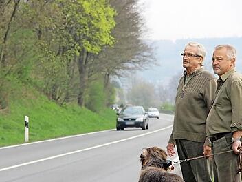 Die Jagdpächter Alfred Roßmeisl und Karl Heinz Hasenfuß mit Jagdhund Bary an der Bundesstraße 289 vor der Forstlasmühle - eine der Stellen, die besonders gefährdet sind. Foto: Katharina Müller-Sanke