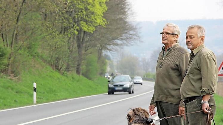 Die Jagdpächter Alfred Roßmeisl und Karl Heinz Hasenfuß mit Jagdhund Bary an der Bundesstraße 289 vor der Forstlasmühle - eine der Stellen, die besonders gefährdet sind. Foto: Katharina Müller-Sanke