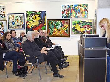 In einer Lese-Gedenkveranstaltung gedachten (vordere Reihe von links) Ingo Cesaro, Armin Grötzner, Gisela Lang, Gisela Gülpen sowie (am Rednerpunkt) Odette Eisenträger-Sarter an die Bücherverbrennung vor 81 Jahren.  Foto: Heike Schülein