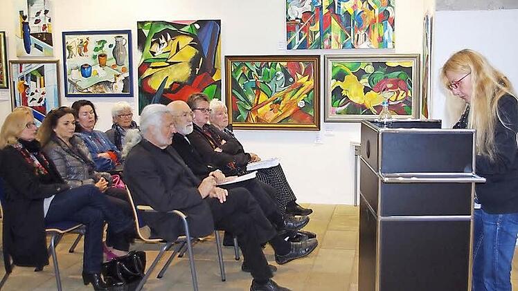 In einer Lese-Gedenkveranstaltung gedachten (vordere Reihe von links) Ingo Cesaro, Armin Grötzner, Gisela Lang, Gisela Gülpen sowie (am Rednerpunkt) Odette Eisenträger-Sarter an die Bücherverbrennung vor 81 Jahren.  Foto: Heike Schülein