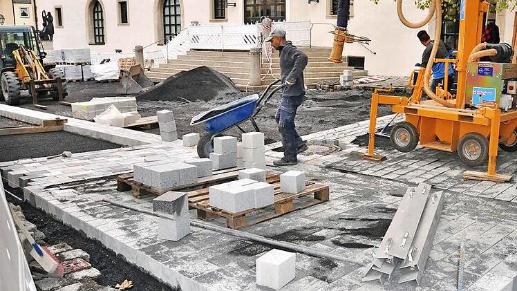 Der Seniorenbeirat der Stadt Haßfurt war maßgeblich daran beteiligt, dass die Fläche zwischen Landratsamt, Rathaus und Stadthalle (im Hintergrund) mit einem gut begehbaren und für Rollstühle, Rollatoren und Kinderwagen gut befahrbaren Belag versehen wird.  Foto: Ulrike Langer