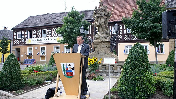 Das Jubiläum 250 Jahre Marienstatue am Rattelsdorfer MarktplatzFoto: Renate Neubecker
