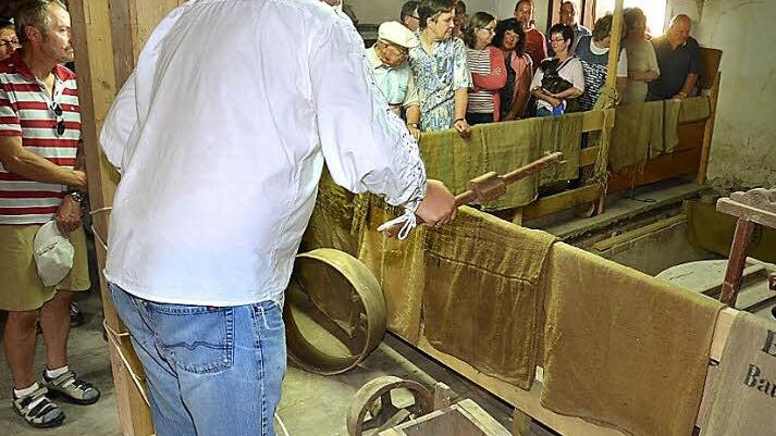 Technik, die zum Mahlen vor Hunderten von Jahren eingesetzt wurde, zeigt Müllermeister Andreas Erhardt bei seiner Führung durch die Rothmühle. Das Bild entstand bei einer Führung im Sommer. Foto: Archiv