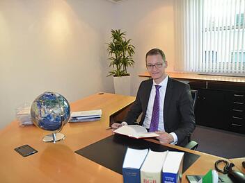 Jochen Keßler in seinem Büro im Sparkassengebäude (Lauensteiner Straße) in Ludwigsstadt. Foto: Karl-Heinz Hofmann