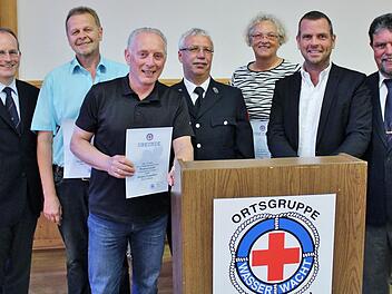 Ehrungen bei der Wasserwacht: (von links) BRK Kreisvorsitzender Dr. Alexander Siebel, Thomas Bischoff, Jürgen Tenschert (beide 45 Jahre), Willi Führer (40 Jahre), Brigitte Jung (50 Jahre) und 2. Bürgermeister Toni Schick und Orts-Vorsitzender Stefan Kuhn. Foto: Werner Vogel