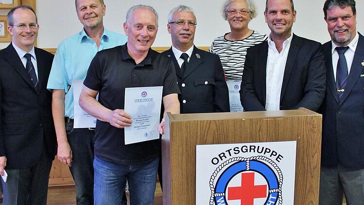 Ehrungen bei der Wasserwacht: (von links) BRK Kreisvorsitzender Dr. Alexander Siebel, Thomas Bischoff, Jürgen Tenschert (beide 45 Jahre), Willi Führer (40 Jahre), Brigitte Jung (50 Jahre) und 2. Bürgermeister Toni Schick und Orts-Vorsitzender Stefan Kuhn. Foto: Werner Vogel