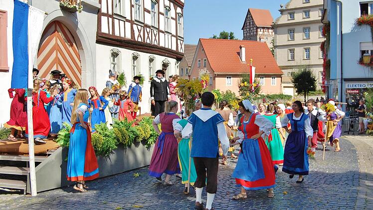 Vor dem Heimatspielhaus am Anger. Foto: Sigismund von Dobschütz