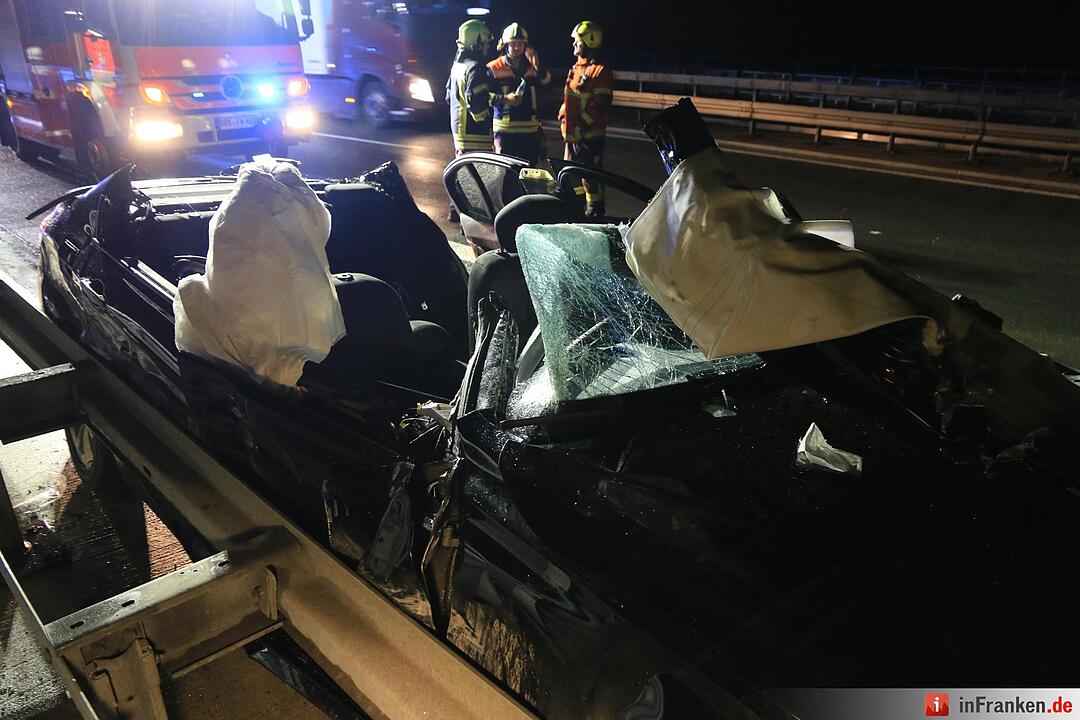 Fahranfänger schleudert mit BMW in Lastwagen - Vater bei Crash eingeklemmt und schwerst verletzt