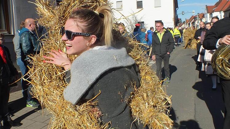 Die Strohbären machten sich über junge Frauen her. Foto: Manfred Welker