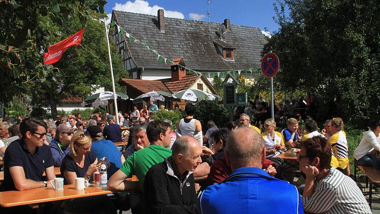 Bei sommerlichem Wetter ließ es sich beim Fest in Schwabthal gut aushalten. Foto: Gerda Völk