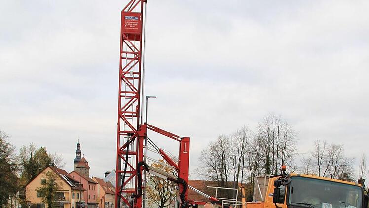 Für die Bauabnahme der neuen Aischbrücke kam  eine spezielle Arbeitsbühne zum Einsatz.  Foto: Andreas Dorsch