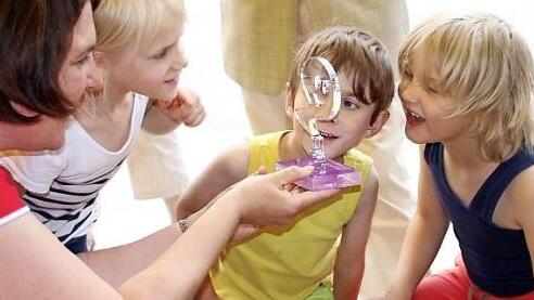 Kinderhausleiterin Steffi Beck zeigt den Kindern den "Forschergeist", den sie mit dem Projekt "Die Vermessung der Welt" gewonnen haben.Christiane Lehmann