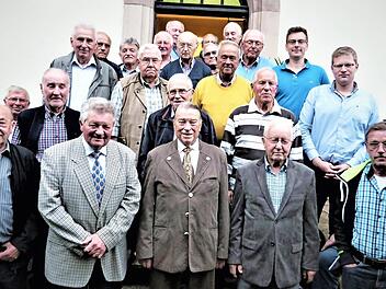 Sie waren mit ihrem Chorleiter Hermann Hamacher (untere Reihe, Mitte) eine verschworene Gemeinschaft: die Sänger aus Forstlahm-Lehenthal und Kauerndorf. Links neben Hamacher Vorsitzender Hans Lauterbach (Gesangverein Forstlahm), rechts Vorsitzender Detlef Kühn ("Fidelia" Kauerndorf) Foto: Werner Reißaus