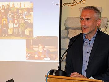 Mit Bildern aus seiner Kindheit und Jugend machte Alexander Schulz seine Liebe zu seiner Heimatstadt Höchstadt deutlich. Foto: Evi Seeger
