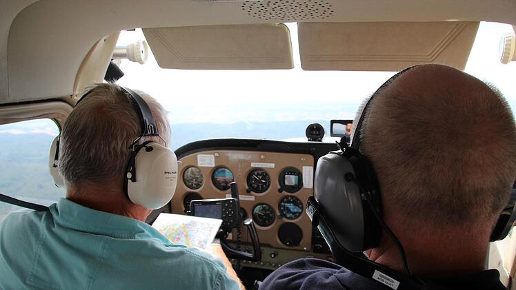 Günter Trapp gleicht den Kurs ab.Johannes Schlereth