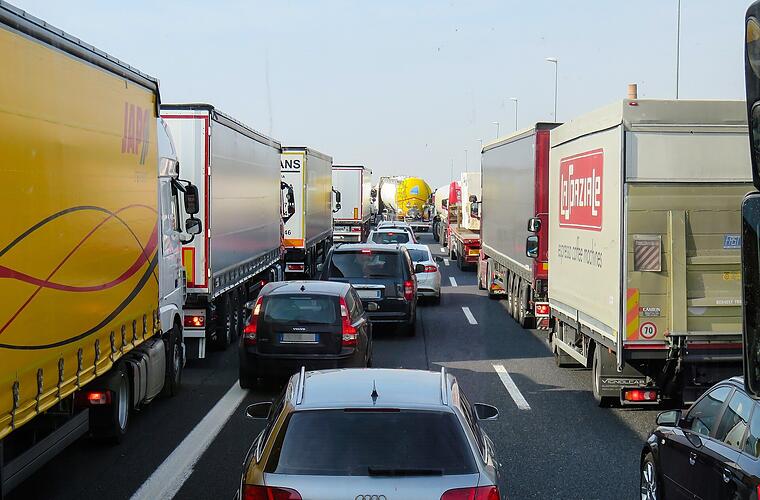 A3 zwischen Wiesentheid und Kitzingen-Schwarzach: Schwerer Unfall mit umgestürztem Lkw - Vollsperrung der Autobahn