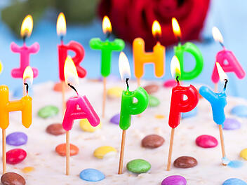 Am 29. Februar das Licht der Welt zu erblicken, hat Vor- und Nachteile. Geburtstag, Geburtstagskuchen