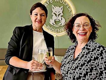 Sie stoßen auf die Eröffnung des Café Wölfla in Kronach an: Bürgermeisterin Angela Hofmann (links) und Geschäftsführerin Sabine Stöhr.