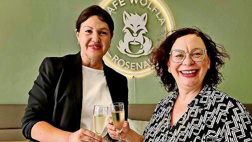 Sie stoßen auf die Eröffnung des Café Wölfla in Kronach an: Bürgermeisterin Angela Hofmann (links) und Geschäftsführerin Sabine Stöhr.