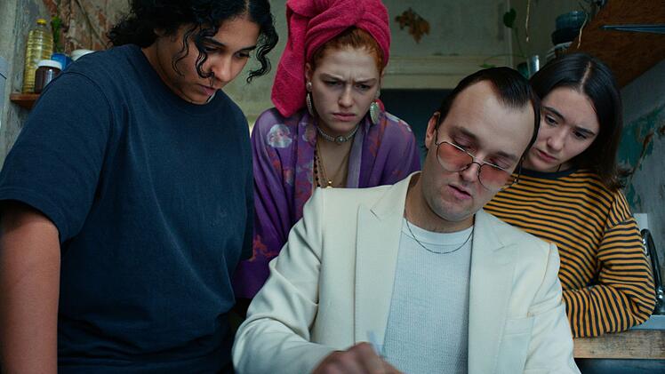 Gemeinsam mit ihrem Sozialbetreuer Ballack (Jan Bülow) hecken Ricky (Safinaz Sattar, von links) Victoria (Sonja Weißer) und Malou (Zoe Stein) einen Plan aus.