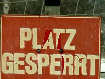 Im Willi-Schillig-Stadion ist derzeit ein reguläres Fußballspiel nicht möglich. Deshalb wurde das Regionalliga-Heimspiel des VfL Frohnlach gegen den TSV 1860 Rosenheim abgesagt. Foto: Günter Flegel
