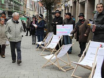 Die Kulmbacher Sonntagsallianz - von rechts: Marietta Schmidt (Katholische Arbeitnehmer-Bewegung/KAB), Matthias Hahn (Deutscher Gewerkschaftsbund/DGB) und der katholische Betriebsseelsorger Eckhard Schneider - demonstriert in der Fußgängerzone für den gemeinsamen arbeitsfreien Sonntag. Fotos: Stephan Tiroch