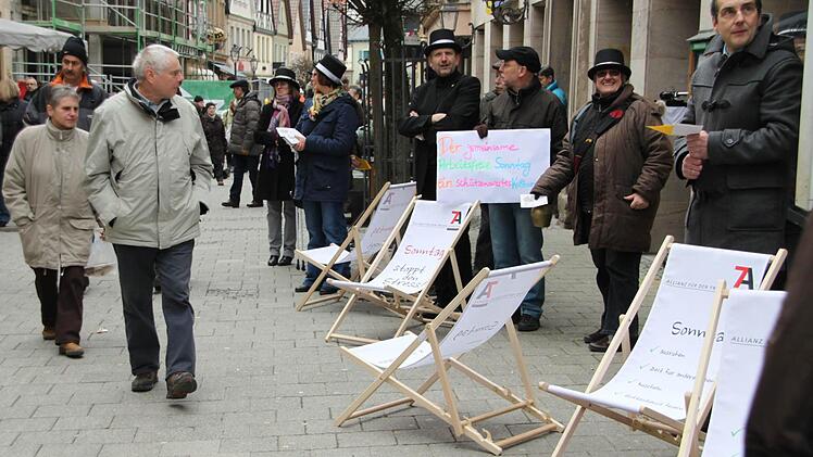 Die Kulmbacher Sonntagsallianz - von rechts: Marietta Schmidt (Katholische Arbeitnehmer-Bewegung/KAB), Matthias Hahn (Deutscher Gewerkschaftsbund/DGB) und der katholische Betriebsseelsorger Eckhard Schneider - demonstriert in der Fußgängerzone für den gemeinsamen arbeitsfreien Sonntag. Fotos: Stephan Tiroch