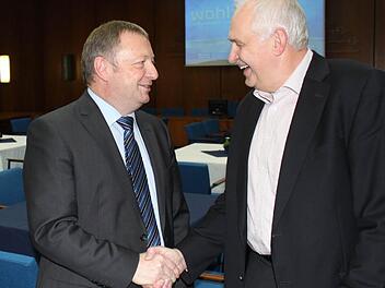 Als einer der ersten Gratulanten schüttelte MdL a. D. Robert Kiesel (rechts) dem wiedergewählten Landrat Thomas Bold die Hand. Fotos: Thomas Mäuser