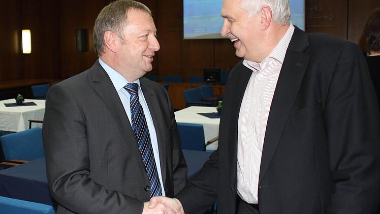 Als einer der ersten Gratulanten schüttelte MdL a. D. Robert Kiesel (rechts) dem wiedergewählten Landrat Thomas Bold die Hand. Fotos: Thomas Mäuser