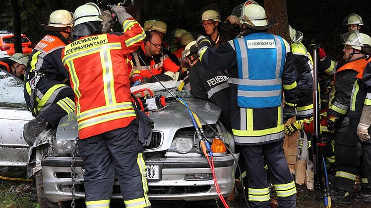 An einem Baum endete die Fahrt von Ebermannstadt in Richtung Drügendorf für eine Autofahrerin aus dem Landkreis Forchheim. Foto: Mathias Erlwein