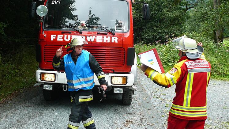 Kurz und knapp waren die Anweisungen der Einsatzleitung. Foto: Klaus-Peter Wulf