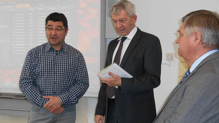 Rektor Guido Krebs (links) stellt das neue Lernmittel mit vor.Foto: Walter Hanslok